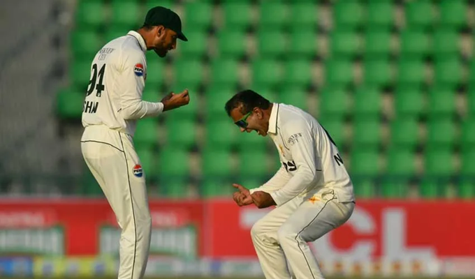 Pakistan unleash debutants, choose to bowl in Dhaka Test