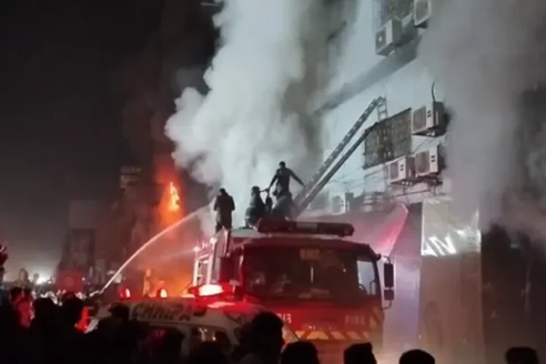 Nine Injured as Fire Engulfs Moving Van in Karachi
