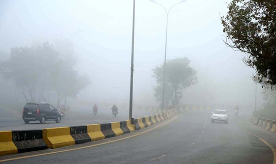 Fog blankets Islamabad, ITP urges commuters to exercise caution