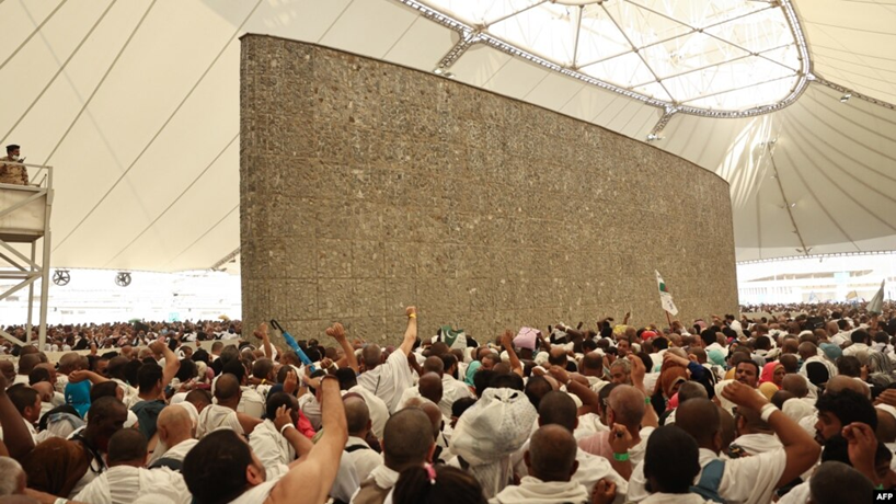Millions Perform Stoning Ritual as Eid Begins in Mina