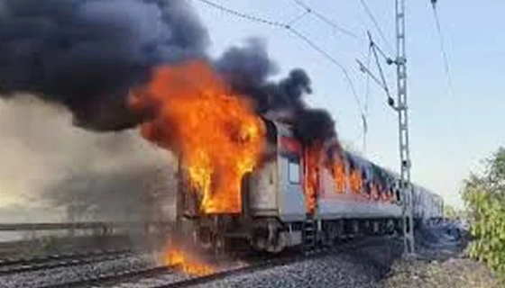 Fire Erupts in Tezgam Express Near Khanewal